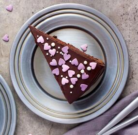 Saftiger Schokoladenkuchen mit Herzchen