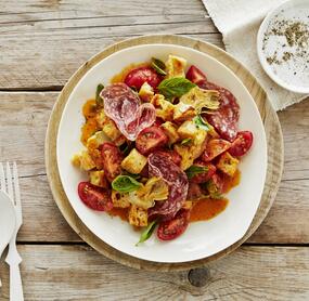 Tomaten-Brotsalat mit Fenchelsalami