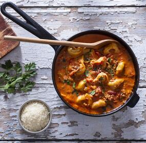 Cremige Tortellinisuppe mit Parmesan