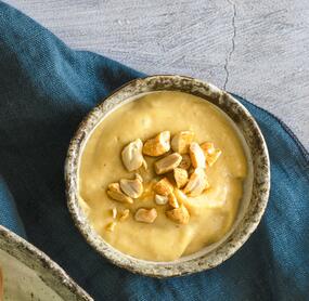 Vegane Erdnusssoße mit Kokosmilch