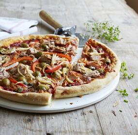 Thunfischpizza mit Paprika und Oliven