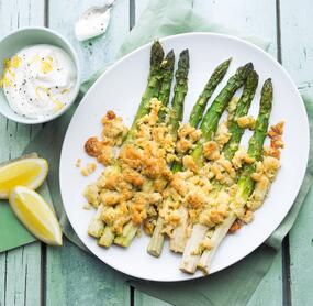 Ofenspargel mit Parmesanstreuseln