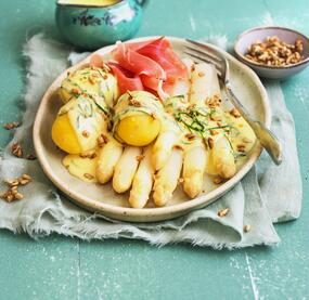 Spargel mit Pellkartoffeln und Bärlauch-Senf-Hollandaise