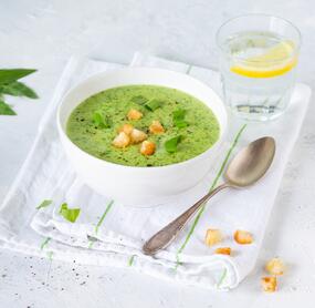 Cremige Bärlauchsuppe mit Petersiliencroûtons