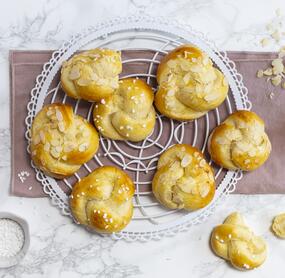 Lockere Buttermilch-Hefeknoten mit Mandeln