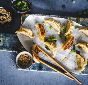 Gyoza – Teigtaschen mit Chili-Honig-Soße