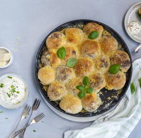 Mediterranes Bubble Bread mit Kräuterdip