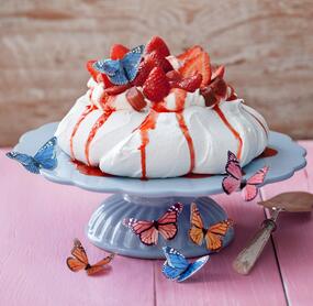 Pavlova mit Rhabarbersoße und Erdbeere