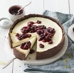 Rote-Grütze-Käsekuchen mit Schokoboden