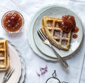 Vanille-Quark-Waffeln mit Rhabarberkompott