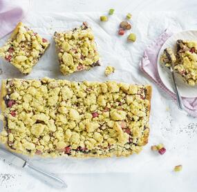 Streuselkuchen vom Blech mit Mohn und Rhabarber