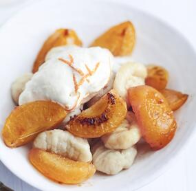 Vanille-Gnocchi mit Aprikosen und gefrostetem Orangenjoghurt