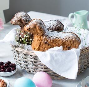 Osterlamm in zwei Farben