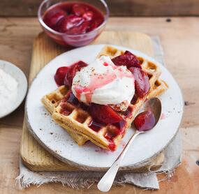 Haferflockenwaffeln mit Pflaumenkompott
