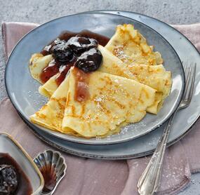 Buttermilch-Crêpes mit Backpflaumen