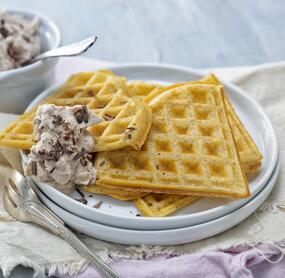 Gewürzwaffeln mit Schokosahne