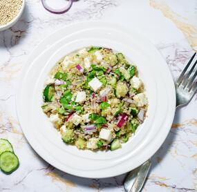 Gesunder Quinoasalat mit Feta
