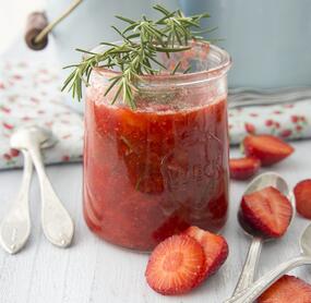 Sommerliche Erdbeermarmelade mit Rosmarin