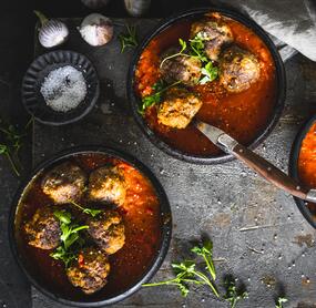 Fleischbällchen in Paprika-Tomatensoße