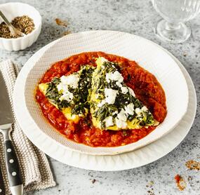 Gedämpfte Polentaschnitten mit Tomatensoße