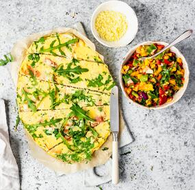 Käse-Schinken-Omelett mit Paprikasalat