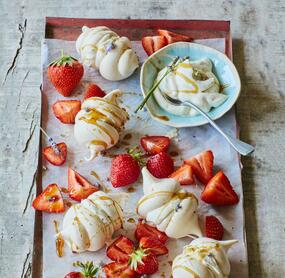 Meringues mit Erdbeeren und Lavendelcreme