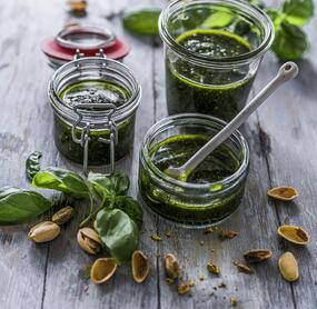 Das leckerste Pistazien-Kräuter-Pesto