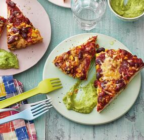 Texmex-Pizzakuchen mit Erbsendip