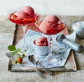 Weinbowle mit Erdbeer-Joghurt-Eis