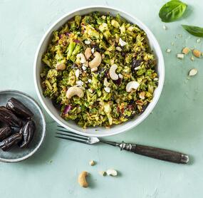 Orientalischer Brokkolisalat mit Cashews