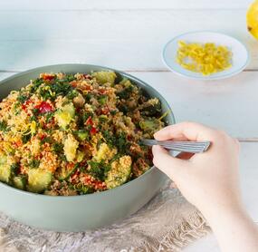 Lockerer Paprika-Couscous-Salat mit Kichererbsen
