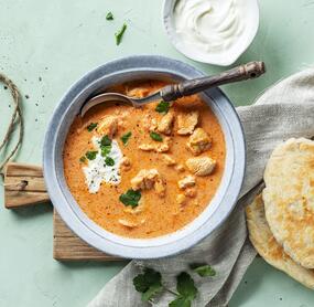 Rotes Hähnchencurry mit Sahnejoghurt