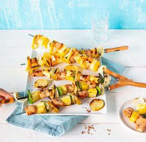 Gegrillte Schweinespieße mit Ananas und Paprika