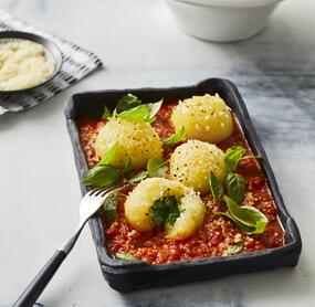 Spinatknödel mit Tomatensoße