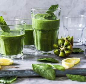 Grüner Sommersmoothie mit Minze