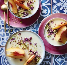 Buttermilch-Pannacotta mit Rosenwasser