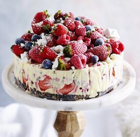 Eistorte mit Beeren