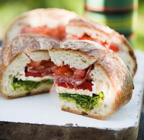 Gefülltes Picknickbrot mit Bacon