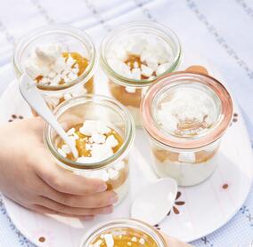 Joghurt-Aprikosen-Schichtdessert mit Baiser