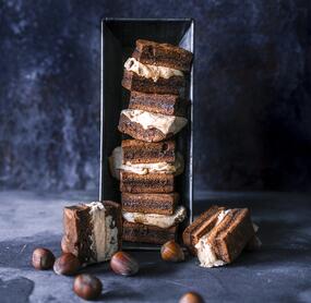Kaffeebrownie-Sandwiches mit Nusseis und Karamelldrizzle