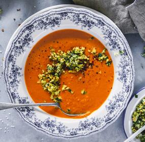 Paprika-Ricotta-Suppe mit Mandeltopping