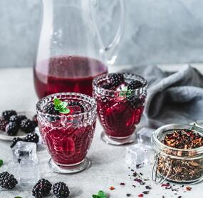 Selbst gemixter Brombeer-Eistee