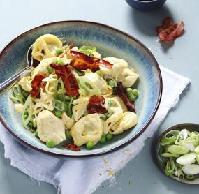 Tortellini-Salat mit Erbsen und Speck-Chips