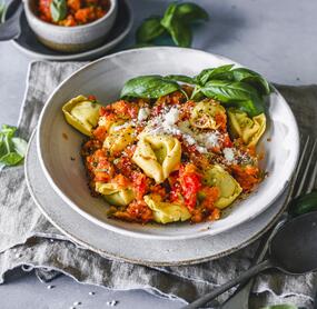 Schnelle Tortellini in Tomate-Basilikum-Soße