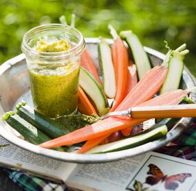 Veggie-Sticks mit Salsa verde