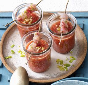 Wassermelonen-Gazpacho mit Sushi-Spießchen