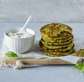 Zucchinibratlinge mit Knoblauch-Joghurt-Dip