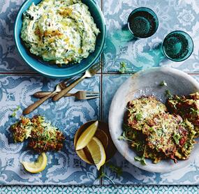 Knusprige Zucchinipuffer mit Spinat-Sultaninen-Dip