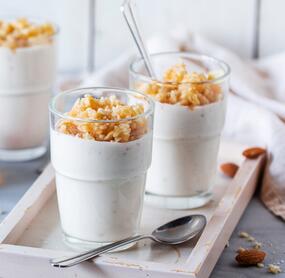 Quarkspeise mit Mandel-Apfel-Topping