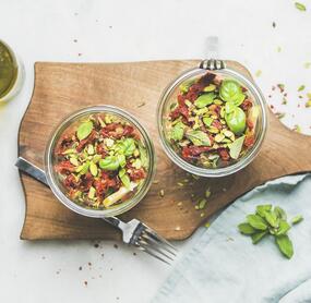 Veganer Quinoasalat mit Avocado